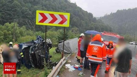 Accident intre un <span style='background:#EDF514'>MICRO</span>buz si un TIR pe DN 17. A fost activat Planul Rosu de Interventie