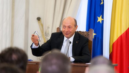 Traian Basescu, despre Joe Biden: Oricat spune ca stie pe ce lume t<span style='background:#EDF514'>RAIE</span>ste, nu poti sa-l confunzi pe Zelenski cu Putin
