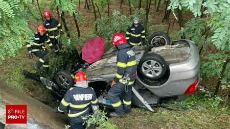 Accident cu 5 victime in Botosani. Un copil si 4 adulti au fost <span style='background:#EDF514'>RANITI</span> dupa ce masina in care se aflau s-a rasturnat | FOTO