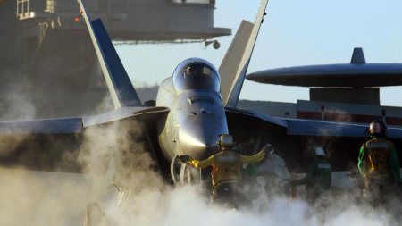Moment istoric pentru Marina SUA. O femeie pilot de Super Hornet a doborat o tinta aeriana a rebelilor Houthi deasupra Marii <span style='background:#EDF514'>ROSII</span>