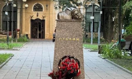 Un bust al lui Stalin din apropiere de Moscova, decapitat cu ba<span style='background:#EDF514'>ROSU</span>l. VIDEO