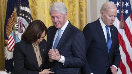 Bill si <span style='background:#EDF514'>HILLARY</span> Clinton o sustin pe Kamala Harris pentru presedintie