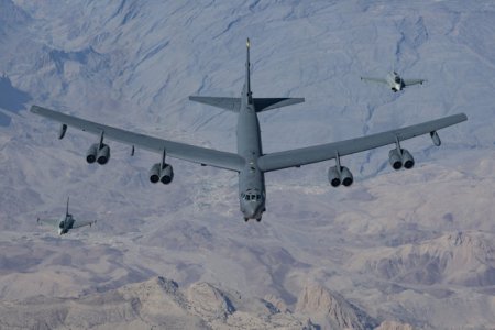 Bombardiere americane sosesc in Romania pentru misiunea Bomber Task Force 24-4. Acestea au fost interceptate de doua aeronave rusesti deasupra Marii Barents