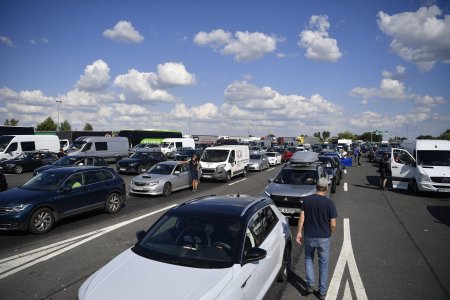 Cozi interminabile in Vama Giurgiu. Romanii asteapta o ora si jumatate sa treaca in Bulgaria