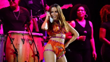 <span style='background:#EDF514'>CANTAREATA</span> Anitta, atacata in Ibiza: Gura mi s-a umflat