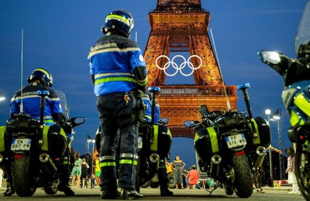 Parisul, ca sub ASEDIU: 45.000 de politisti, trupe speciale, scafandri si elicoptere! Organizatorii Jocurilor Olimpice blindeaza orasul impotriva <span style='background:#EDF514'>TERORIST</span>ilor: embargo aerian pe 150km!