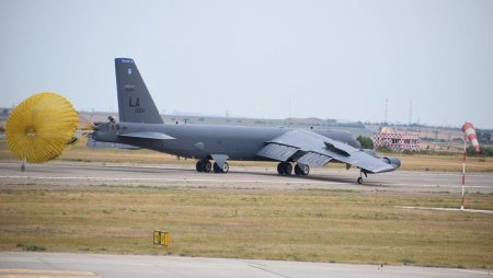 Cele doua <span style='background:#EDF514'>BOMBARDIER</span>e strategice B-52 Stratofortress care au aterizat pentru prima data in Romania au zburat prima oara acum 60 de ani