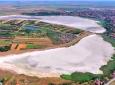 Valul de <span style='background:#EDF514'>CALDURA</span> care loveste si Romania a secat un lac sarat din Serbia
