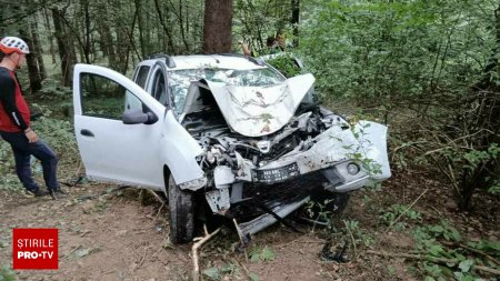 Un autoturism in care erau cinci persoane a cazut intr-o <span style='background:#EDF514'>PRAPASTIE</span>, in Pasul Casin din Harghita. Un om a murit