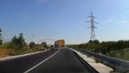 Trei tinere motocicliste au fost filmate cand intra pe contrasens intr-un TIR, pe soseaua dintre Navodari si Corbu. Una e in stare critica. VIDEO