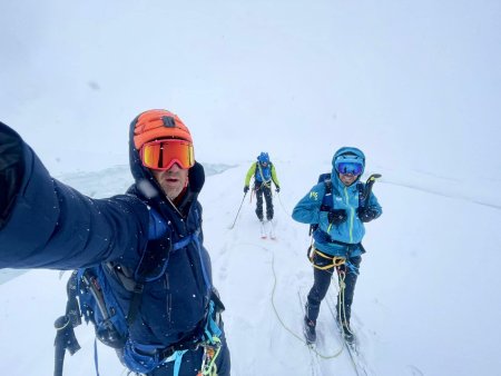 <span style='background:#EDF514'>ALPINIST</span>ul Horia Colibasanu a renuntat la ascensiunea spre varful Gasherbrum II din cauza vremii nefavorabile