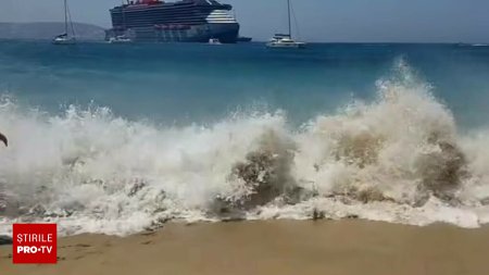 Doi turisti au fost <span style='background:#EDF514'>RANITI</span> dupa ce un feribot a provocat un val urias, care a inundat o plaja din Mykonos. VIDEO