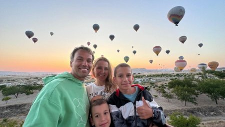 Chef Stefan Popescu, alaturi de familie, intr-un circuit spectaculos al Turciei, planificat de sotia sa: Zborul cu balonul in Cappadocia a fost o <span style='background:#EDF514'>EXPERIENTA</span> unica