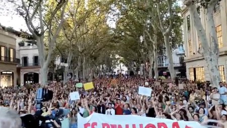 Revolte anti-turisti in Spania: Zeci de mii de locuitori au protestat pe <span style='background:#EDF514'>STRAZI</span>le din Palma de Mallorca