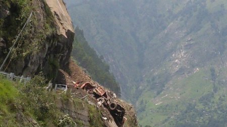 Zeci de persoane au murit in urma unei alunecari de teren. Este posibil ca numarul victimelor sa creasca