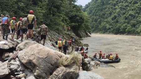 37 de persoane sunt inca dispa<span style='background:#EDF514'>RUTE</span>, dupa ce doua autobuze au fost luate de o alunecare de teren, in Nepal