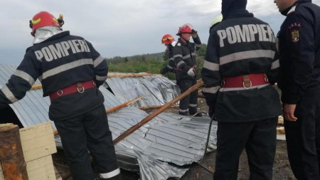 Acoperisul unui bloc, luat de vant, a cazut pe o masina in care se afla un barbat