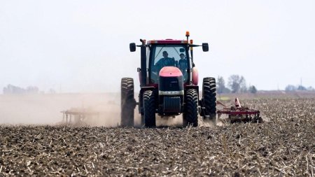 Ministrul Agriculturii cere bancilor solutii pentru creditele <span style='background:#EDF514'>FERMIER</span>ilor afectati de seceta