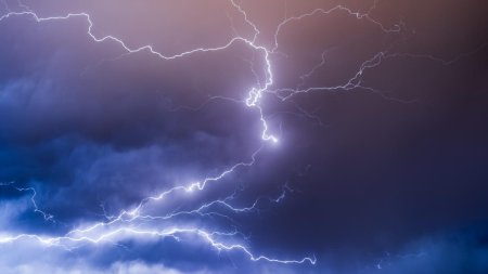 Alerta meteo imediata de ploi si vijelii in Bucuresti. ANM a emis un Cod galben pentru Capitala