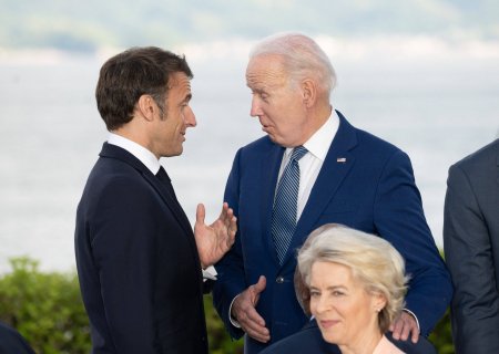 Emmanuel Macron lauda curajul lui Joe Biden intr-o <span style='background:#EDF514'>SCRISOARE</span> trimisa presedintelui american
