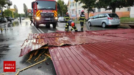 Furtuna a facut prapad in Giurgiu: Acoperisuri luate de vant, masini avariate si copaci cazuti | FOTO