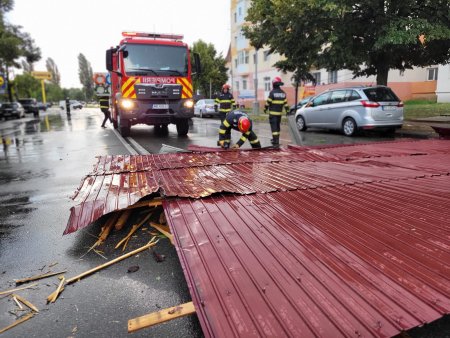 Furtuna puternica la Giurgiu. Acoperisuri luate de vant, masini avariate si copaci pusi la pamant