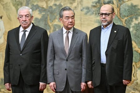 Gruparile palestiniene rivale Hamas si Fatah s-au impacat in China, unde au semnat un acord care 