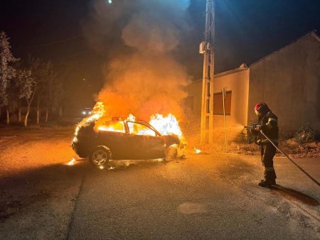 Trei copii, <span style='background:#EDF514'>RANITI</span> dupa au intrat cu masina intr-un stalp, in judetul Bihor. Masina a luat apoi foc