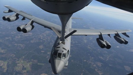 B-52, <span style='background:#EDF514'>BOMBA</span>rdierul strategic american care a supravietuit Razboiului Rece, a sosit pentru prima data in Romania