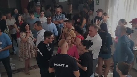Scandal cu politia la Facultatea de Arhitectura Bucuresti. Parintii au venit sa ceara socoteala dupa ce notele s-au republicat