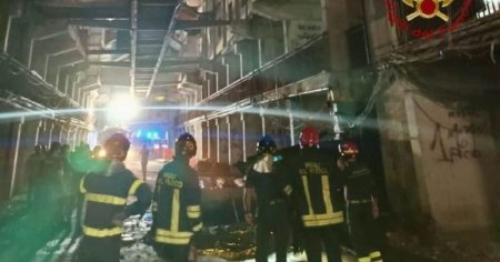 <span style='background:#EDF514'>TRAGEDIE</span> la Napoli: doi morti, 13 raniti si aproximativ 500 de familii evacuate dupa prabusirea unui balcon intr-un imobil