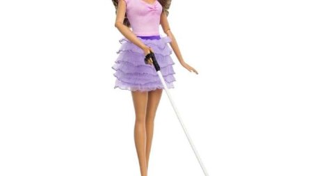 Grupul Mattel a lansat prima papusa Barbie care este ''oarba''