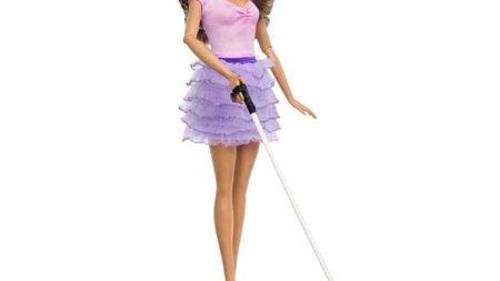 Grupul Mattel a lansat prima <span style='background:#EDF514'>PAPUSA BARBIE</span> care este ''oarba''