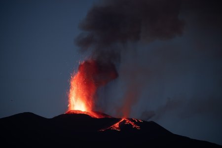Ploaie de cenusa peste aeroportul din Catania, dupa eruptia vulcanului Etna. Toate zborurile, suspendate