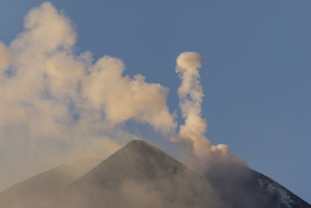 Eruptia <span style='background:#EDF514'>VULCANUL</span>ui Etna inchide aeroportul din Catania, Sicilia