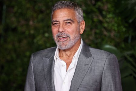 George Clooney o sustine pe Harris si il lauda pe Biden pentru salvarea <span style='background:#EDF514'>DEMOCRATIEI</span>