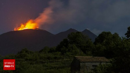 <span style='background:#EDF514'>VULCANUL</span> Etna genereaza probleme mari in Italia. Autoritatile au inchis unul dintre cele mai importante aeroporturi