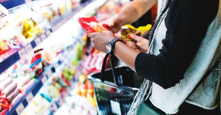 La ce trebuie sa fim atenti cand citim eticheta produselor din magazine. 5 lucruri pe care nu trebuie sa le ignoram