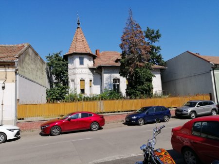 Se vinde o fosta vila de <span style='background:#EDF514'>PROTOCOL</span> din vremea lui Ceausescu. Cat cere statul pe cladirea nefolosita de 3 ani si cum arata acum