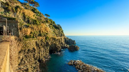 Calea iubirii, cel mai romantic traseu turistic din Italia, se redeschide dupa 12 ani: Daca mergeti, va veti in<span style='background:#EDF514'>DRAGOS</span>ti