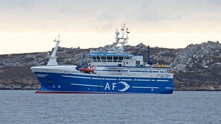 Opt morti si cinci disparuti, dupa ce un pescador cu <span style='background:#EDF514'>MARINA</span>ri rusi si spanioli s-a scufundat langa Insulele Falkland