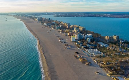 Cu trenul sau <span style='background:#EDF514'>TRAMVAIUL</span> in Mamaia. Planuri pentru statiune