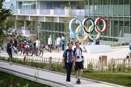 Vizita in <span style='background:#EDF514'>SATU</span>l Olimpic » Ce mesaje are Romania la parterul blocului in care stau tricolorii