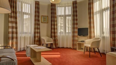 Hotel <span style='background:#EDF514'>CAPITOL</span>, locul care pastreaza farmecul Micului Paris