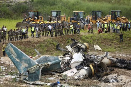 Un <span style='background:#EDF514'>AVION</span> s-a prabusit in Nepal la scurt timp dupa decolare. Cel putin 18 oameni au murit