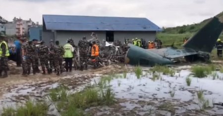 Accident aviatic in Nepal. Din 19 persoane aflate la bord, a supravietuit doar pi<span style='background:#EDF514'>LOTUL</span> | VIDEO