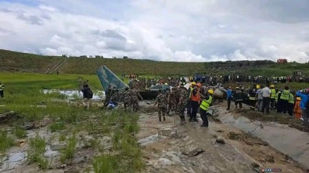 Un avion cu 19 persoane la bord s-a p<span style='background:#EDF514'>RABU</span>sit in Nepal. Pilotul, singurul supravietuitor