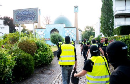 Germania a interzis Centrul Islamic din Hamburg pentru ca urmarea sa provoace o r<span style='background:#EDF514'>EVOLUTIE</span> islamica