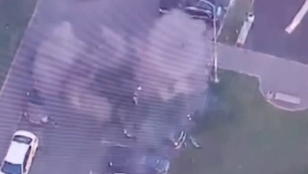 Video cu momentul in care Toyota Land <span style='background:#EDF514'>CRUISE</span>r a unui ofiter explodeaza, la Moscova, cand militarul si sotia lui se urcau in masina