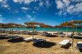 Proprietarii de baruri care supraaglomereaza plaja cu sezlonguri, amendati in Grecia